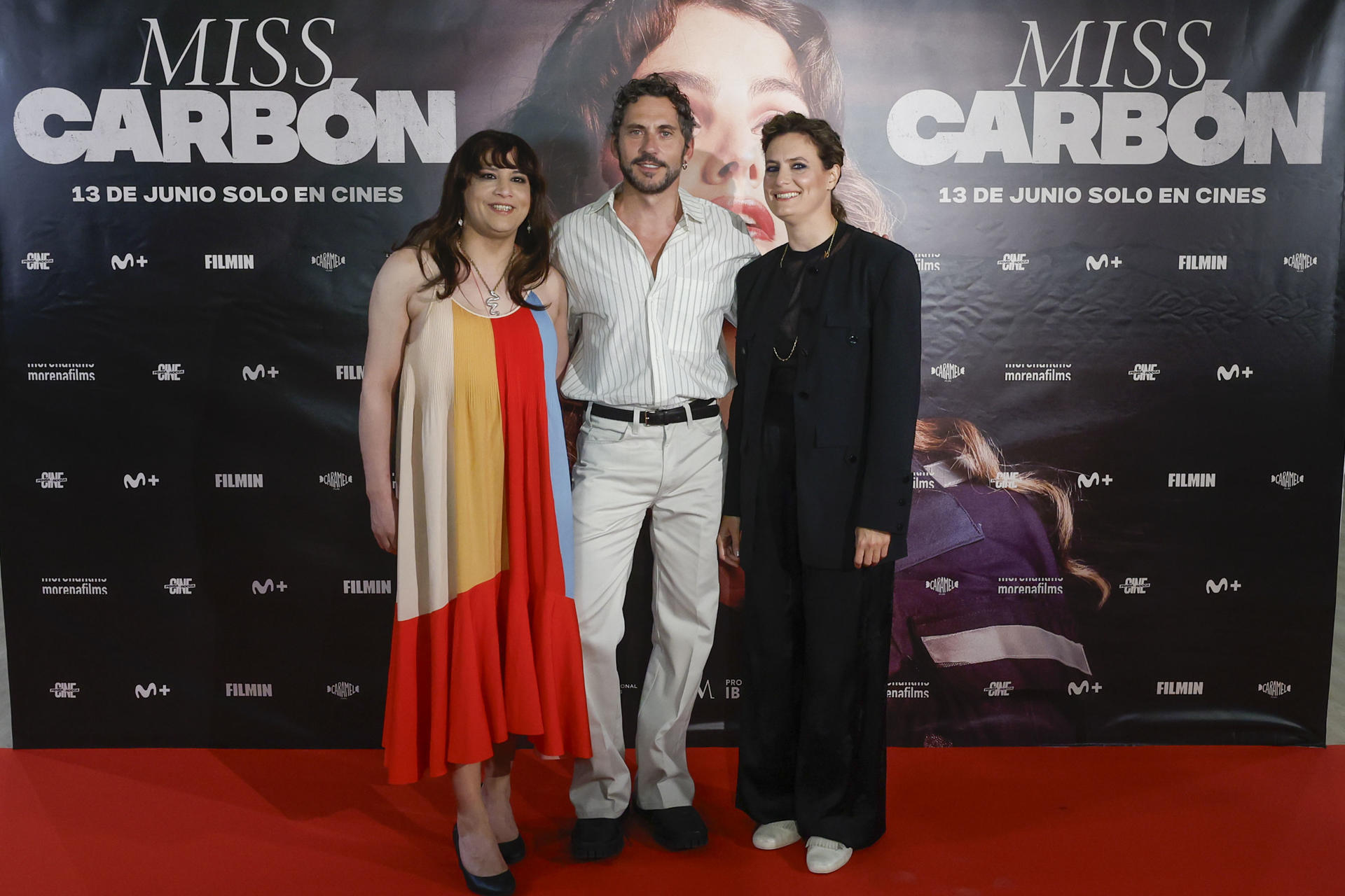 El actor Paco León (c), la cineasta agustina Macri (d) junto a Carla Antonella Rodríguez, la primera mujer trans en trabajar en una mina de carbón en Argentina, durante el photocall de la película "Miss Carbón", este lunes en Madrid. EFE/ Juanjo Martin