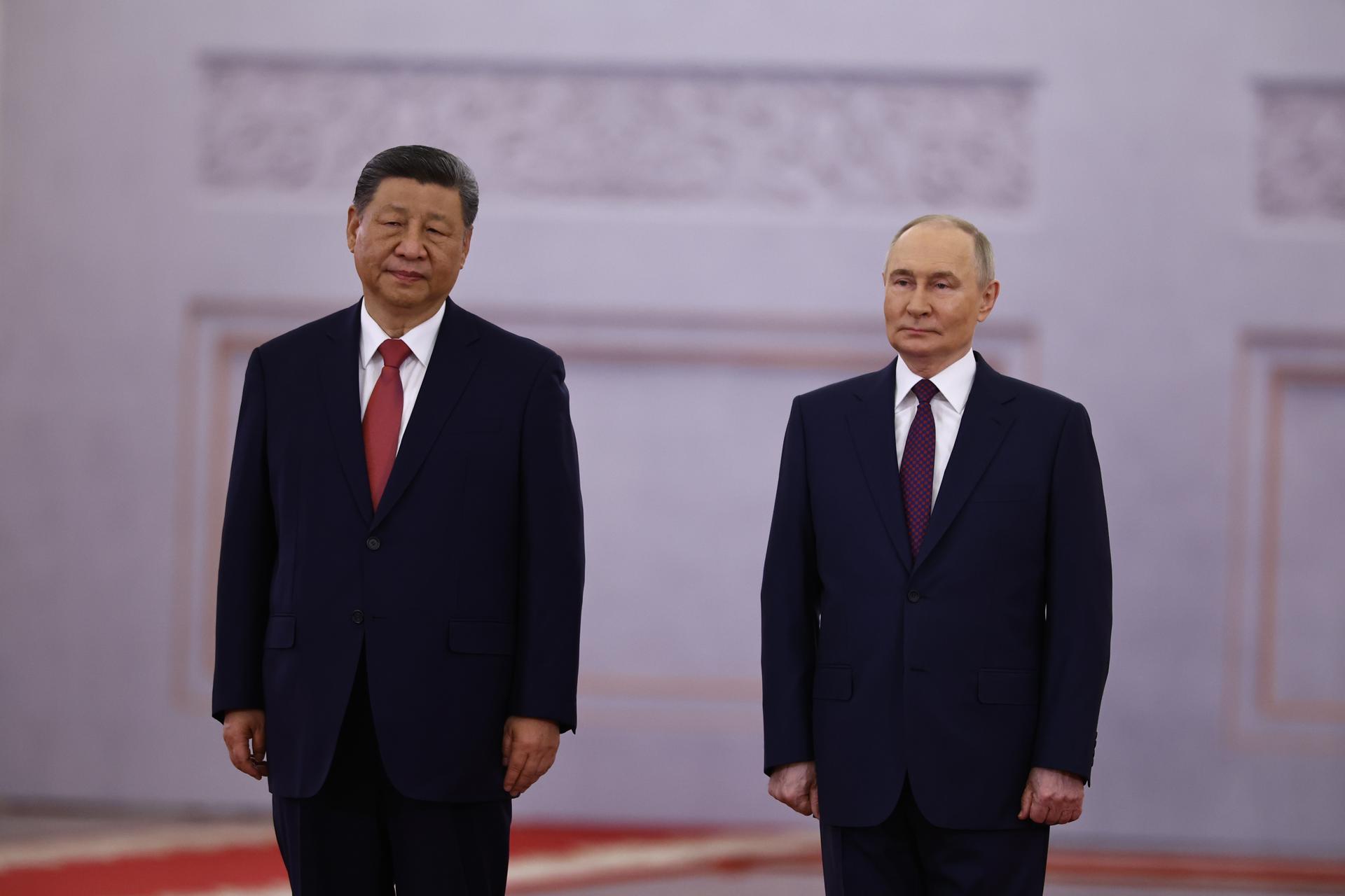 Imagen de archivo del presidente de Rusia, Vladímir Putin, y su homólogo chino, Xi Jinping. EFE/EPA/Evgenia Novozhenina / POOL