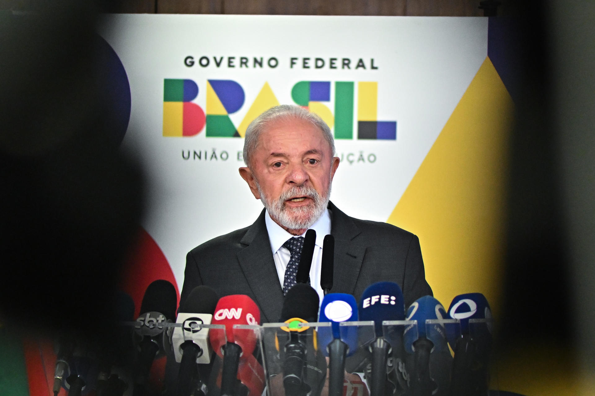 El presidente de Brasil, Luiz Inácio Lula da Silva, habla durante una rueda de prensa este martes, en el Palacio del Planalto en Brasilia (Brasil). EFE/ Andre Borges