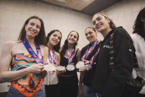 Las jugadoras de la selección española de baloncesto femenino, reciente medalla de plata en el Eurobasket 2025, durante su encuentro con la ministra de Educación y Deporte, Pilar Alegría, este lunes en Madrid. EFE/Ministerio de Educación