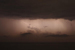 Vista del cielo en una tormenta eléctrica en Pontevedra.  EFE/Sxenick