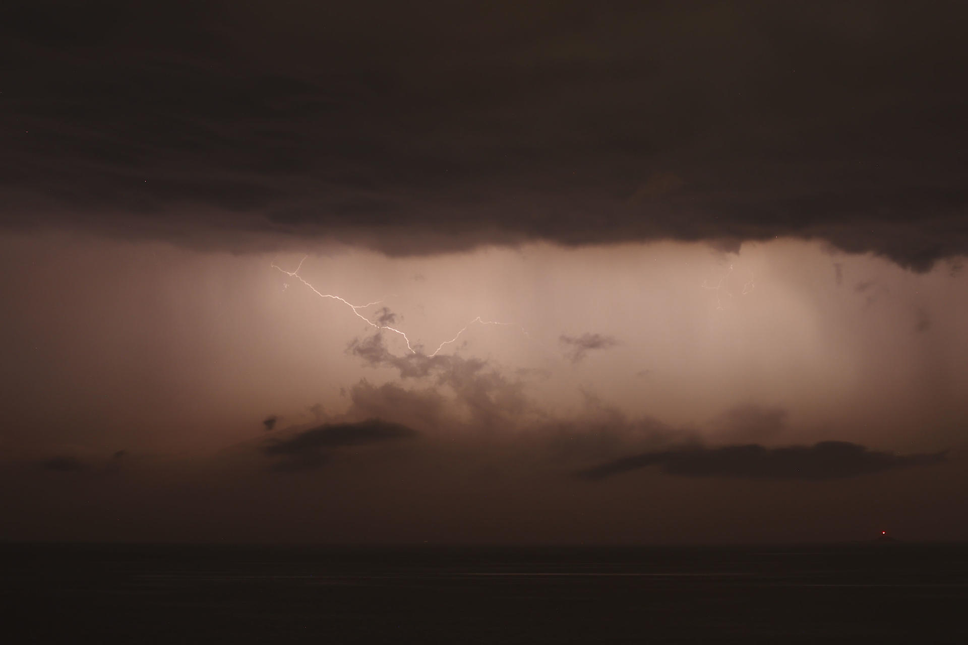 Vista del cielo en una tormenta eléctrica en Pontevedra.  EFE/Sxenick
