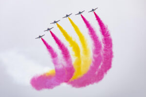 La emblemática Patrulla Águila sobrevuela el cielo de Murcia, cuyos aviones, que cumplen 40 años, han realizado sus últimas acrobacias en el aire en un festival, el Aire25, que ha congregado a miles de personas que han abarrotado las playas del Mar Menor. EFE/ Marcial Guillén