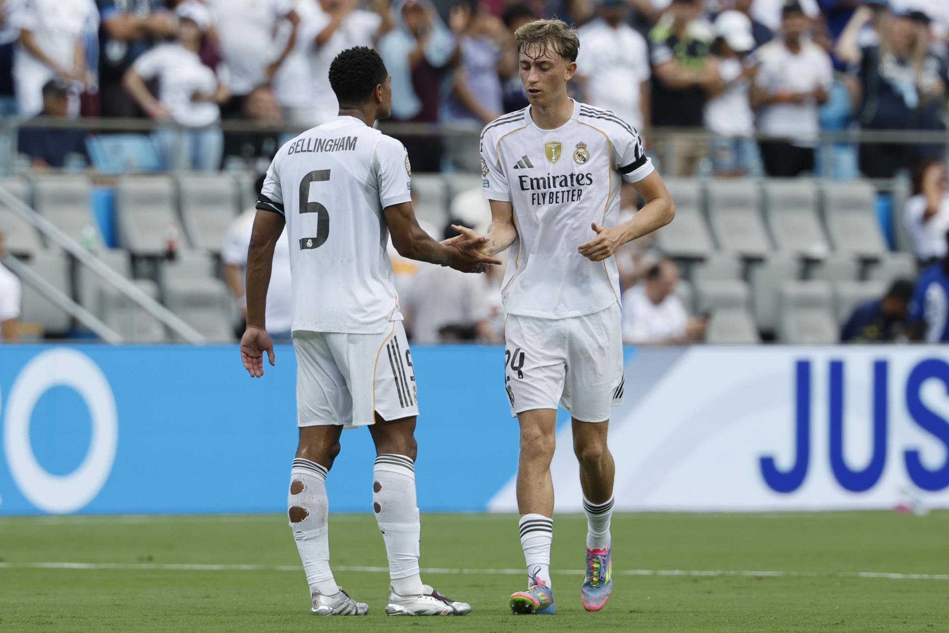 Jude Bellingham (i) saluda a su compañero en el Real Madrid Dean Huijsen. EFE/EPA/ERIK S. LESSER