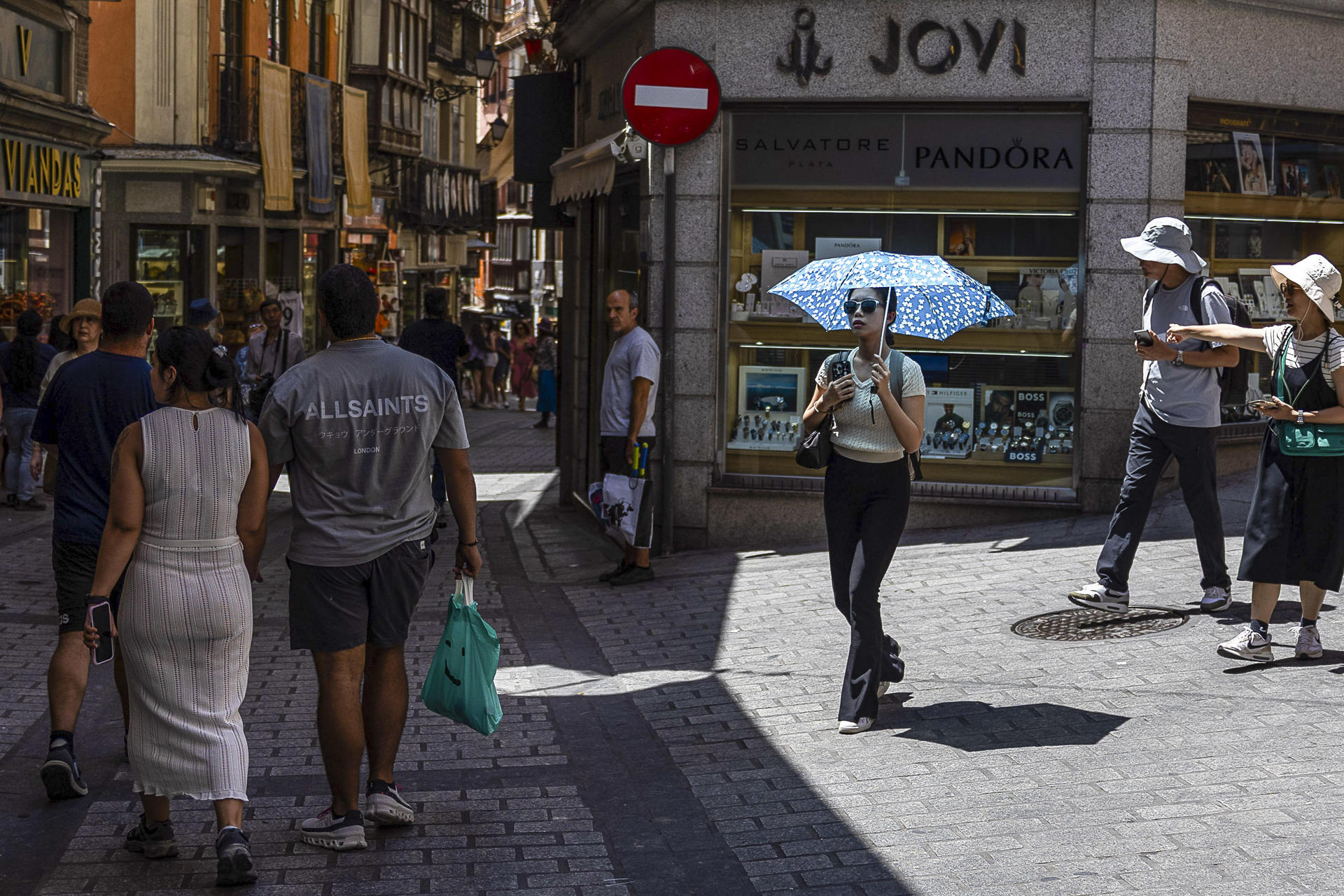 Una turista se protege del sol en Toledo con un paraguas.. EFE/Ismael Herrero