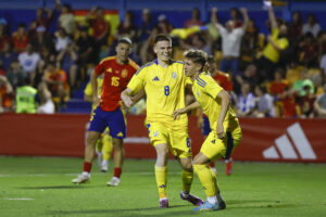 Los jugadores de Ucrania celebran su gol. EFE/ Juanjo Martin