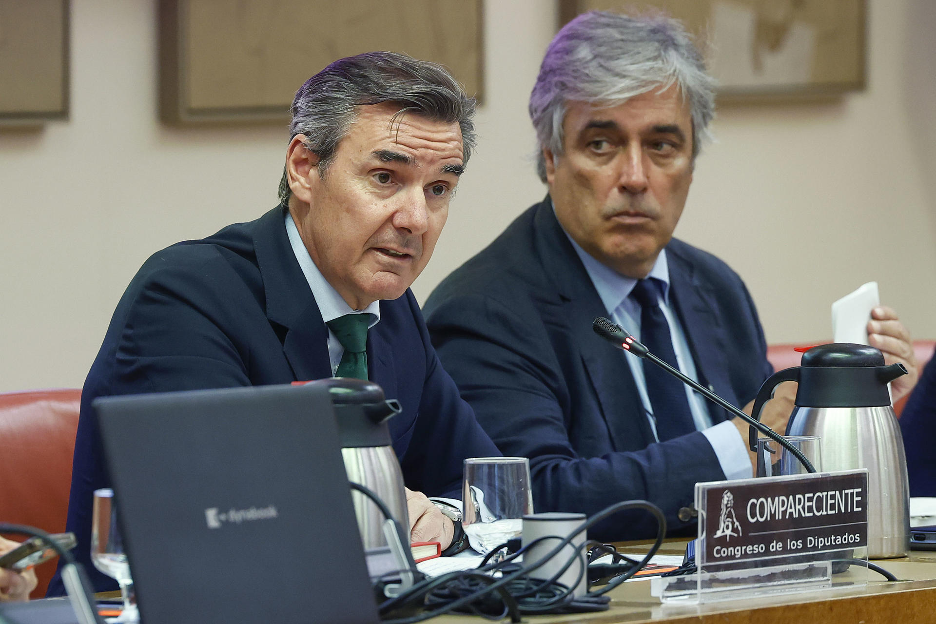 El presidente de la Comisión Nacional del Mercado de Valores (CNMV), Carlos San Basilio (i), presenta ante la Comisión de Economía las prioridades estratégicas de su mandato y da cuenta del informe anual de 2024, este miércoles en el Congreso de los Diputados en Madrid. EFE/J.P. Gandul