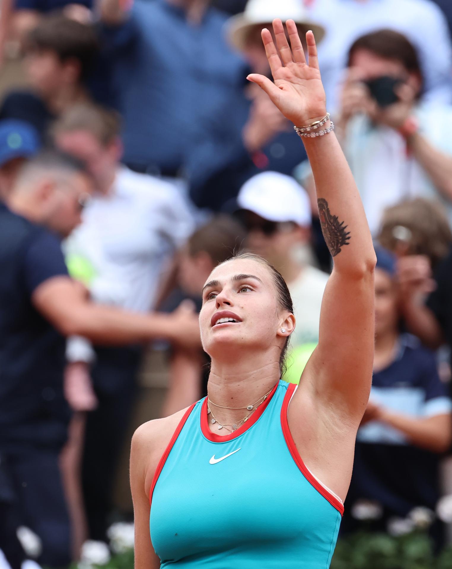 La tenista bielorrusa Aryna Sabalenka celebra su victoria ante la estadounidense Amanda Anisimova Roland Garros en París, Francia. EFE/EPA/CHRISTOPHE PETIT TESSON