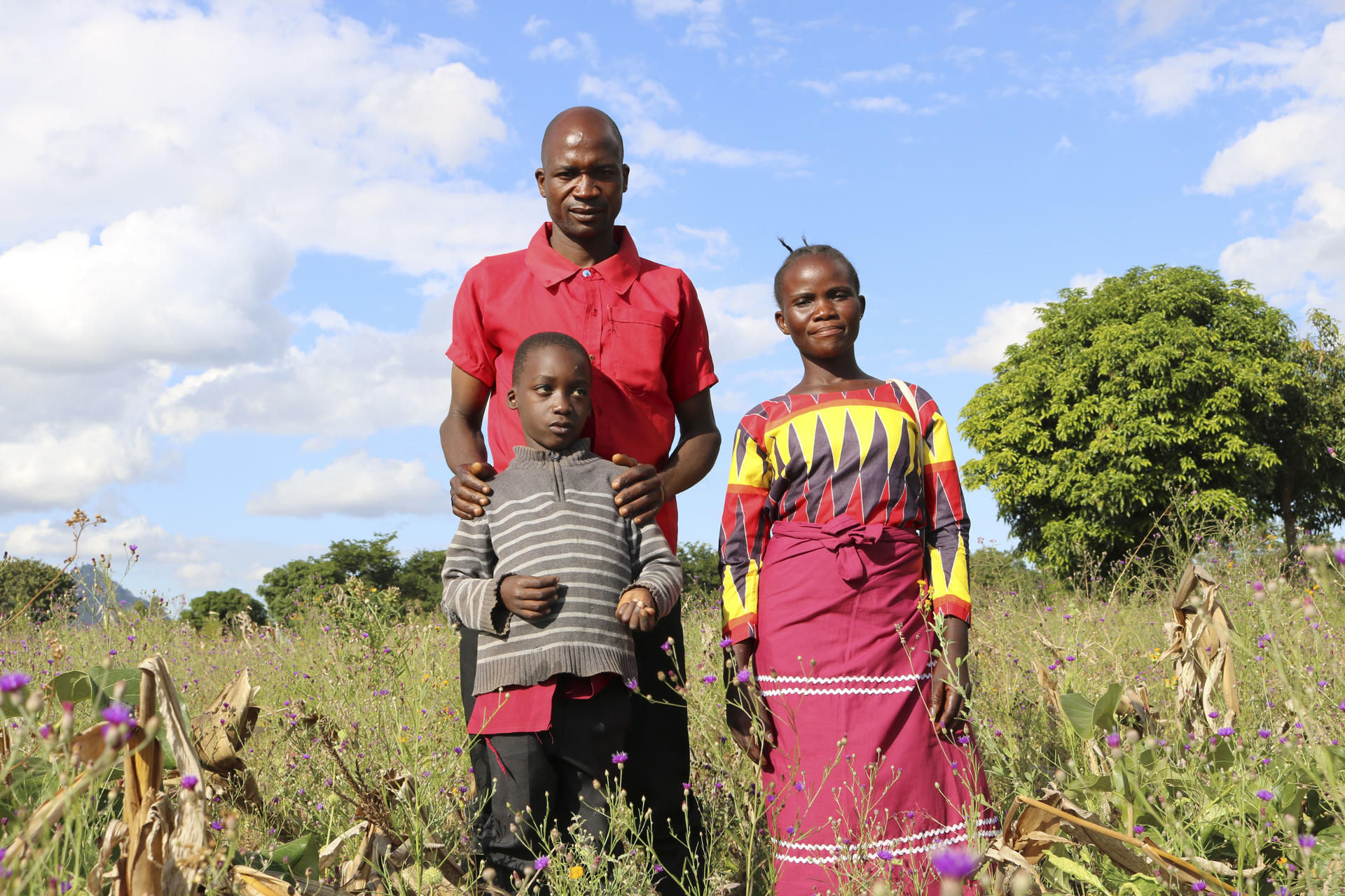 Foster Phiri y Tamala Chipolopolo posan junto a su hijo en su parcela en Kasungu, en el centro de Malaui, una región duramente afectada por el hambre y el cambio climático. EFE/ Paula García-Ajofrín