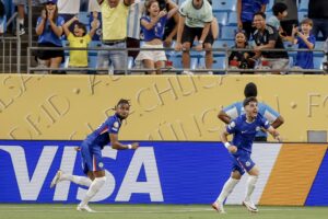 Christopher Nkunku (i) y Pedro Neto marcaron goles en el triunfo del Chelsea por 1-4 ante el Benfica en el Mundial de Clubes. EFE/EPA/BRIAN WESTERHOLT