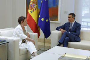 El presidente del Gobierno, Pedro Sánchez, durante la reunión que ha mantenido recibe este miércoles en la Moncloa a la portavoz parlamentaria de EH Bildu, Mertxe Aizpurua. EFE/ JJ Guillén