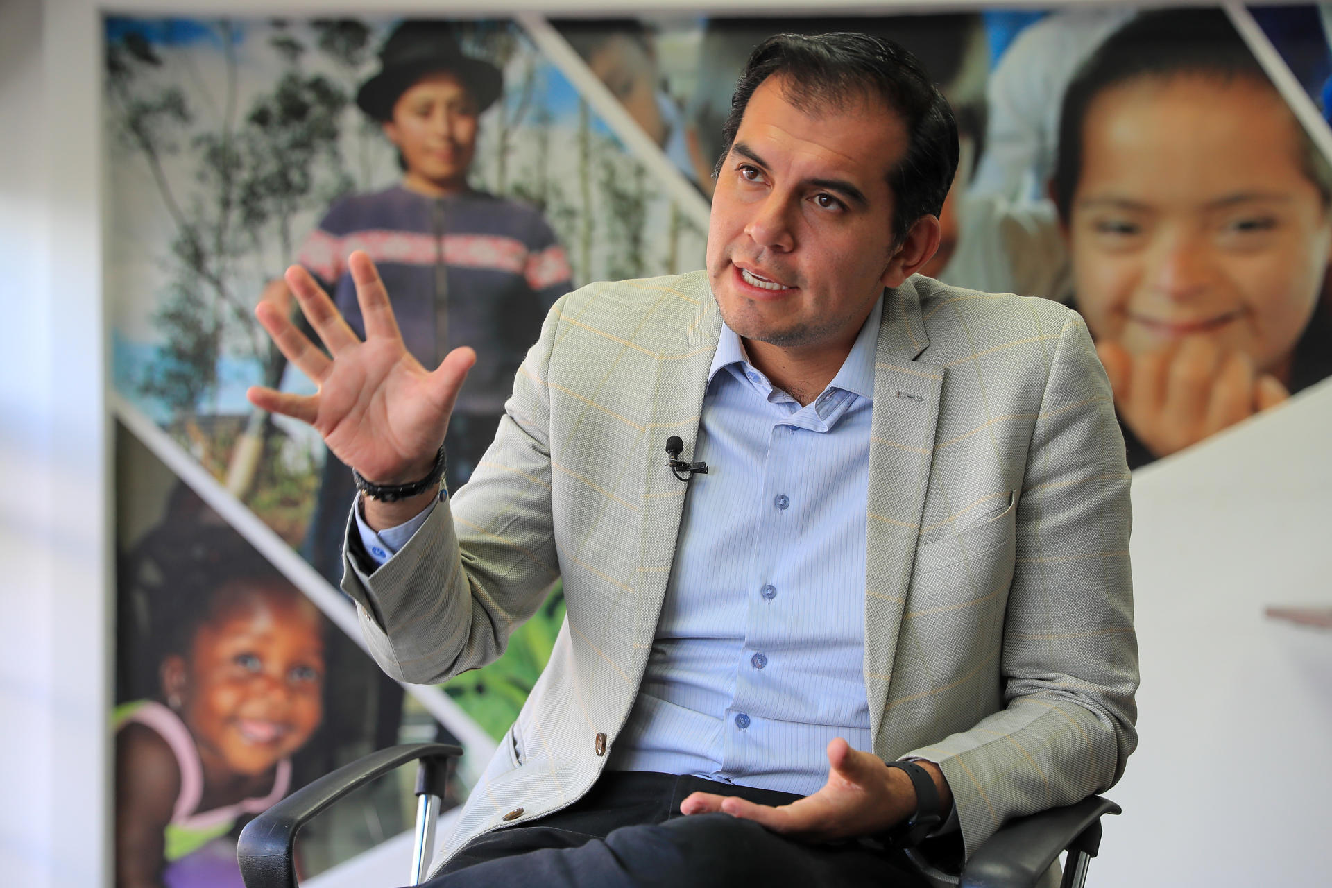 El ministro de Inclusión Económica y Social de Ecuador, Harold Burbano, habla durante una entrevista con EFE este lunes, en Quito (Ecuador). EFE/ José Jácome