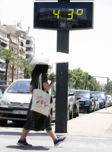CÓRDOBA.- Una mujer cubierta con una sombrilla pasa junto a un termómetro de calle que marca 43 grados en el centro de Córdoba, ayer viernes 27 de junio de 2025.
EFE /Salas