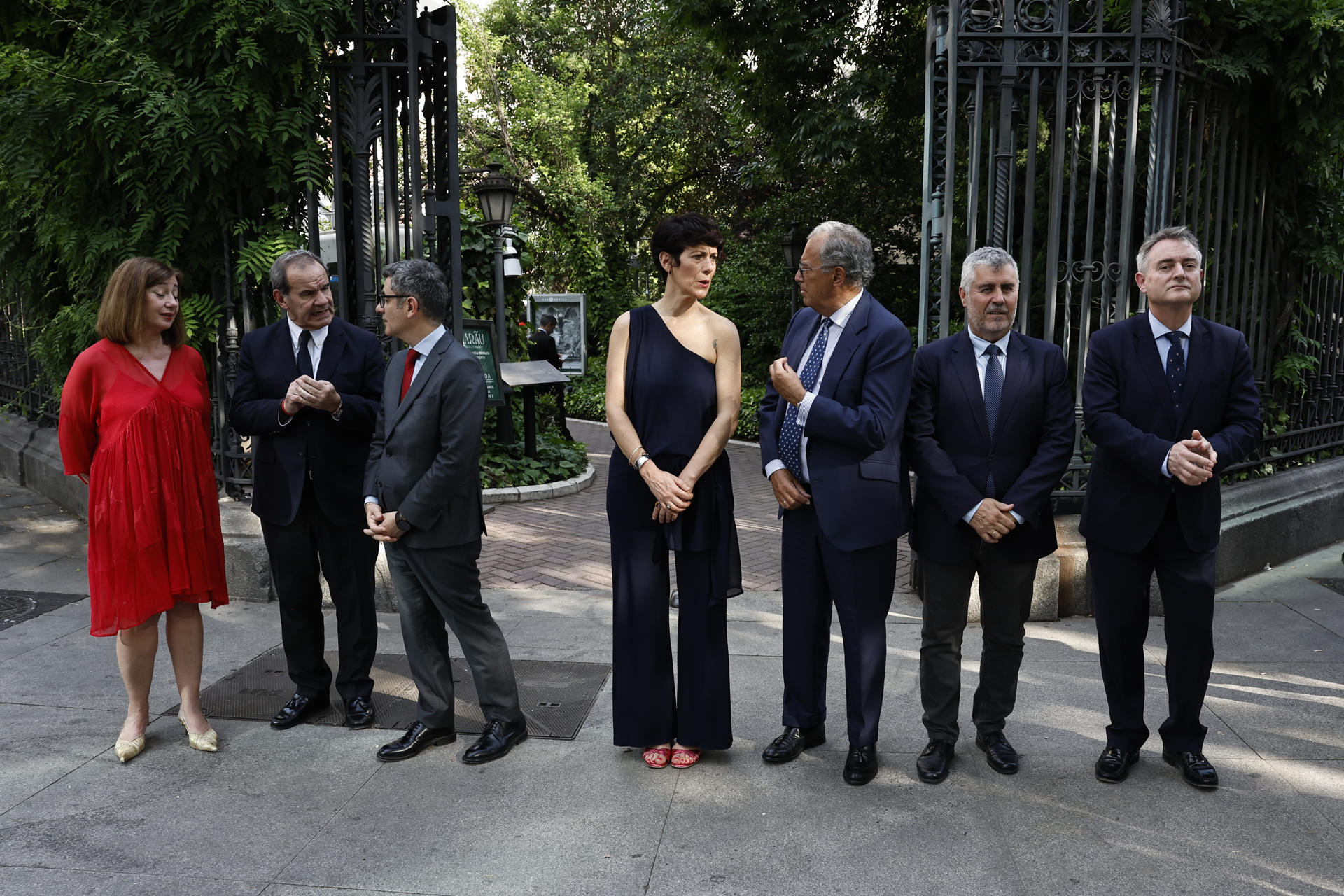 (i-d) La presidenta del Congreso de los Diputados, Francina Armengol; el titular de la Secretaría General Iberoamericana, Andrés Allamand; el ministro de la Presidencia, Justicia y Relaciones con las Cortes, Félix Bolaños; la ministra de Inclusión, Seguridad Social y Migraciones, Elma Saiz; el presidente de la Asamblea de Madrid, Enrique Ossorio, y el presidente de EFE, Miguel Ángel Oliver, a su llegada a los Premios Internacionales Rey de España de Periodismo organizados por la Agencia EFE y la Agencia Española de Cooperación Internacional celebrados este miércoles en Madrid. EFE/ Ballesteros