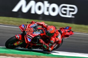 El piloto español de MotoGP Marc Márquez, del Ducati Lenovo Team, en acción durante la sesión de clasificación del Gran Premio de Italia de Motociclismo en el circuito de Mugello en Scarperia, Italia. EFE/EPA/CLAUDIO GIOVANNINI