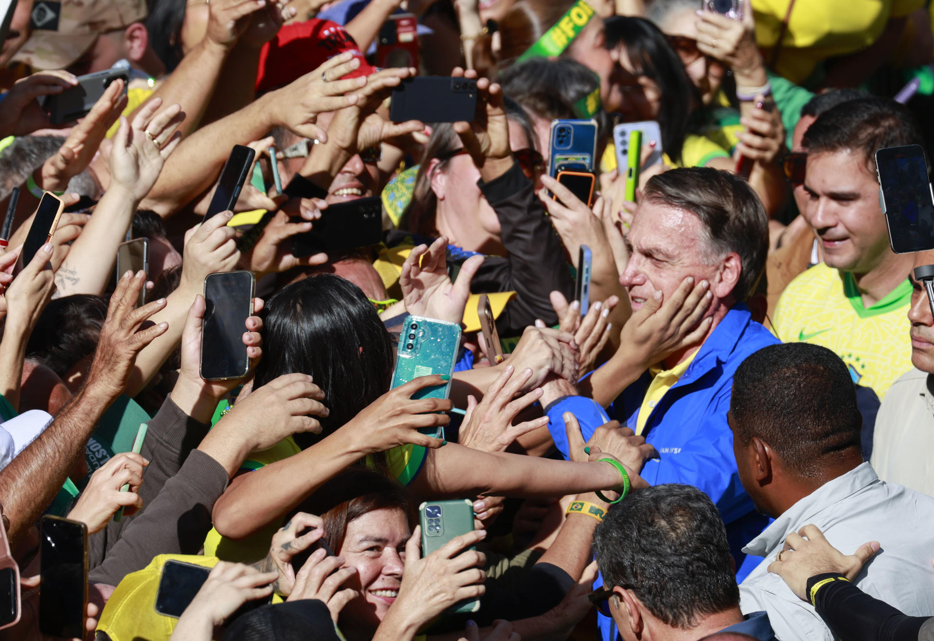 El expresidente brasileño Jair Bolsonaro participa en una manifestación este domingo, en Sao Paulo (Brasil). EFE/ Sebastiao Moreira