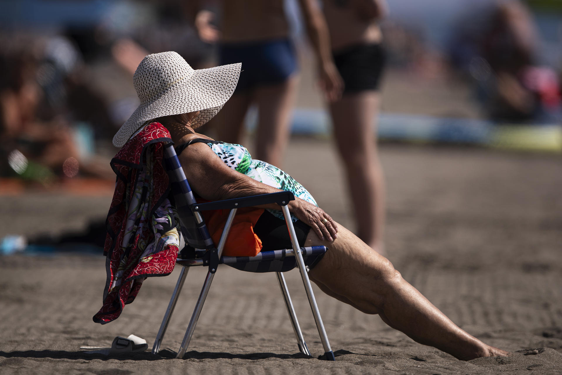 Imagen de archivo de una mujer en la playa del Rincón de la Victoria (Málaga). EFE/Jorge Zapata