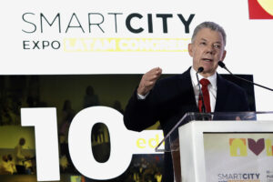 El expresidente de Colombia y Nobel de La Paz, Juan Manuel Santos, habla en la conferencia 'La Batalla contra la Pobreza', durante el Smart City Expo Latam Congress en el Centro Expositor de Puebla (México). EFE/ Hilda Ríos