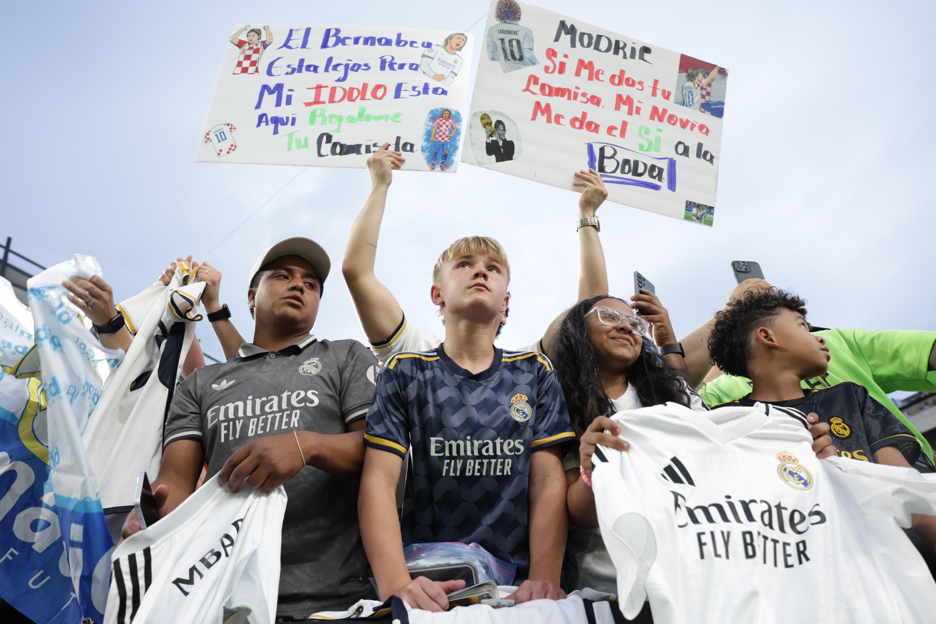Aficionados del Real Madrid colmaron este jueves las gradas del Lincoln Financial Field, de Filadelfia parea acompañar al equipo blanco en su partido contra Salzburgo en el cierre de la fase de grupos del Mundial de Clubes. EFE/ Andre Coelho