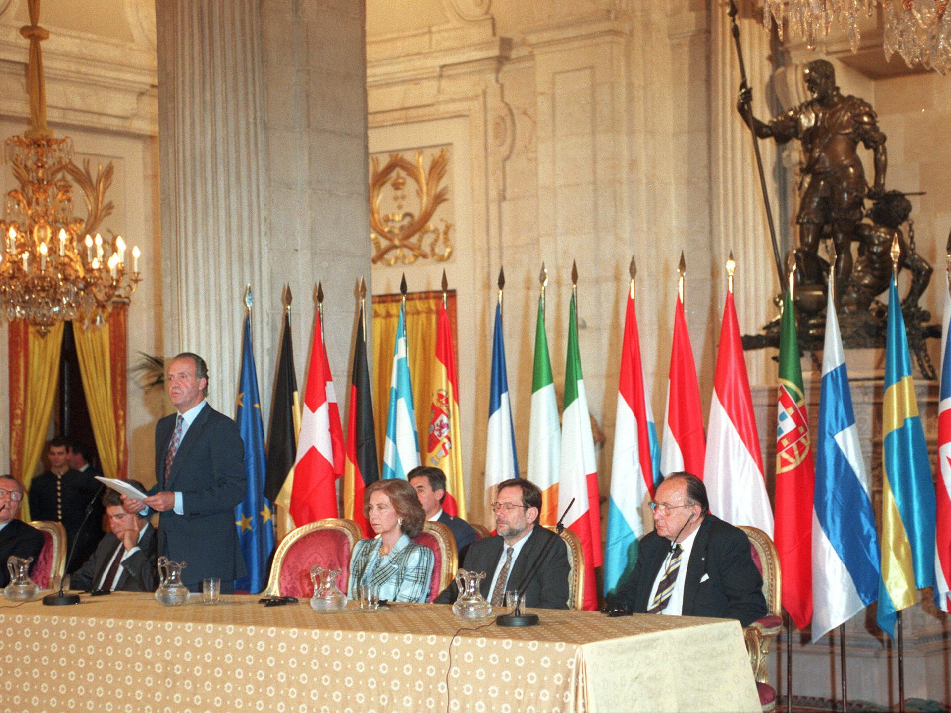 Foto de archivo (Madrid, 8-6-1995).- El rey don Juan Carlos pronuncia su discurso durante la ceremonia del décimo aniversario de la adhesión de España a la Comunidad Económica Europea, celebrado en el Palacio Real. EFE/Barrriopedro/rba