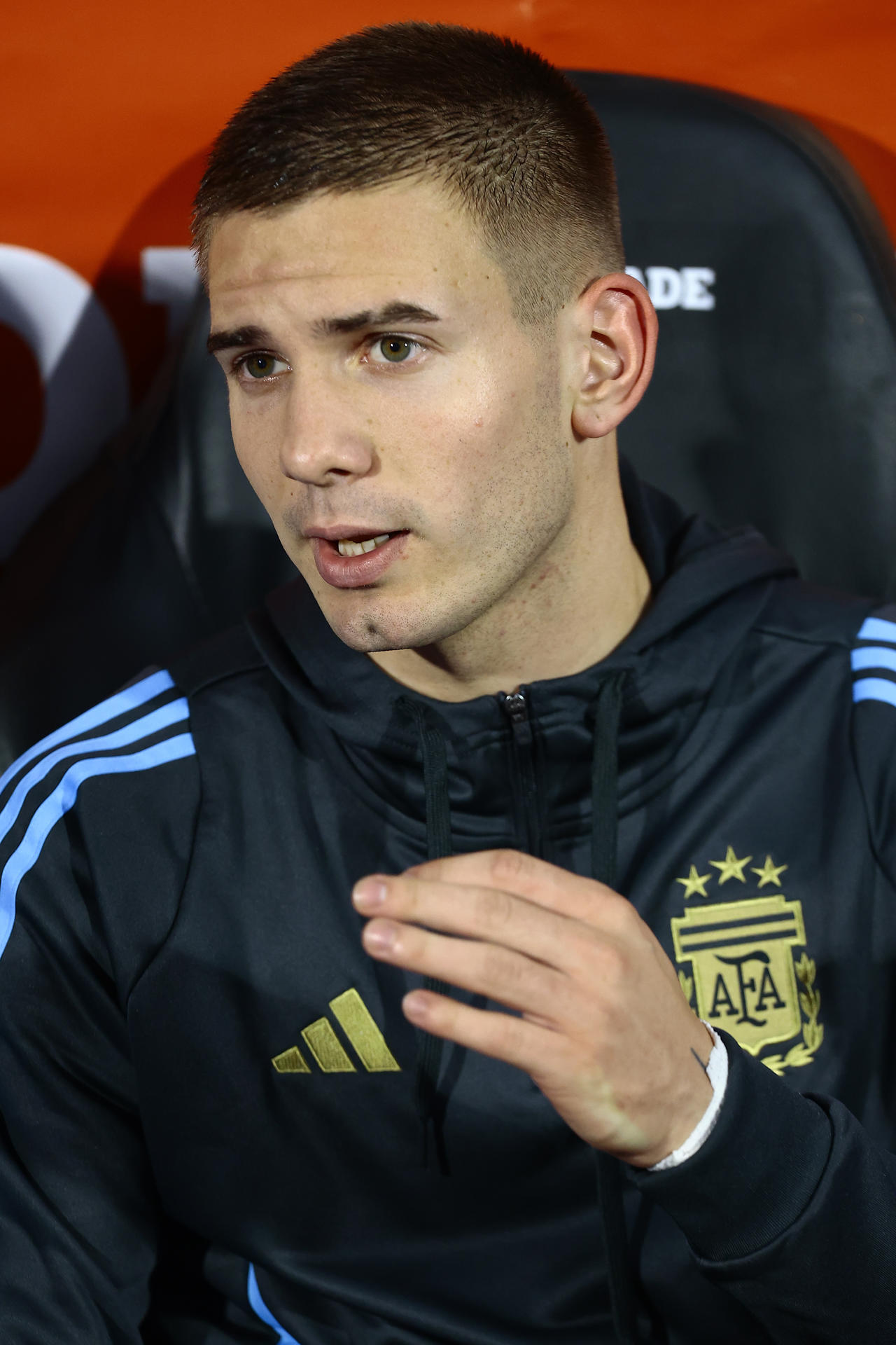 Franco Mastantuono de Argentina en el banco ante Chile en su debut con la Albiceleste a los 17 años. EFE/Osvaldo Villarroel