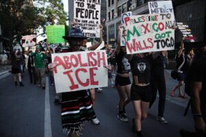 Gente participa en una protesta "No Kings", una de las muchas que se realizan en todo el país organizadas para protestar contra el presidente estadounidense Donald Trump y las políticas de su administración, en Austin, Texas. EFE/EPA/DUSTIN SAFRANEK
