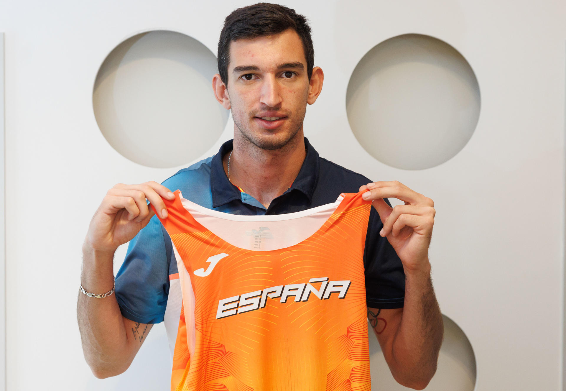 El atleta español de 110 metros vallas, Quique Llopis, posa durante una entrevista con EFE, este martes. Llopis afronta este 2025 dispuesto a todo. Tras ser finalista olímpico y subcampeón europeo el pasado año, su reto intentar subirse al podio en el Mundial de Tokio en septiembre y el gran rival es el estadounidense Grant Holloway, frente al que le "motiva" saber que puede estar "luchando mano a mano" si este no tiene su mejor día. EFE/ Sergio Pérez