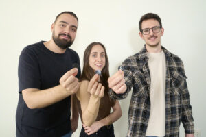 Los españoles Luis Chimeno, Pilar Granado y Pablo Sosa, creadores de unas etiquetas que informan sobre el estado de los alimentos, quieren ayudar con su invento a reducir el desperdicios de comida, una iniciativa reconocida en los premios a los jóvenes inventores de la Oficina Europea de Patentes (OEP). EFE/ Oficina Europea De Patentes SOLO USO EDITORIAL SOLO DISPONIBLE PARA ILUSTRAR LA NOTICIA QUE ACOMPAÑA (CRÉDITO OBLIGATORIO)