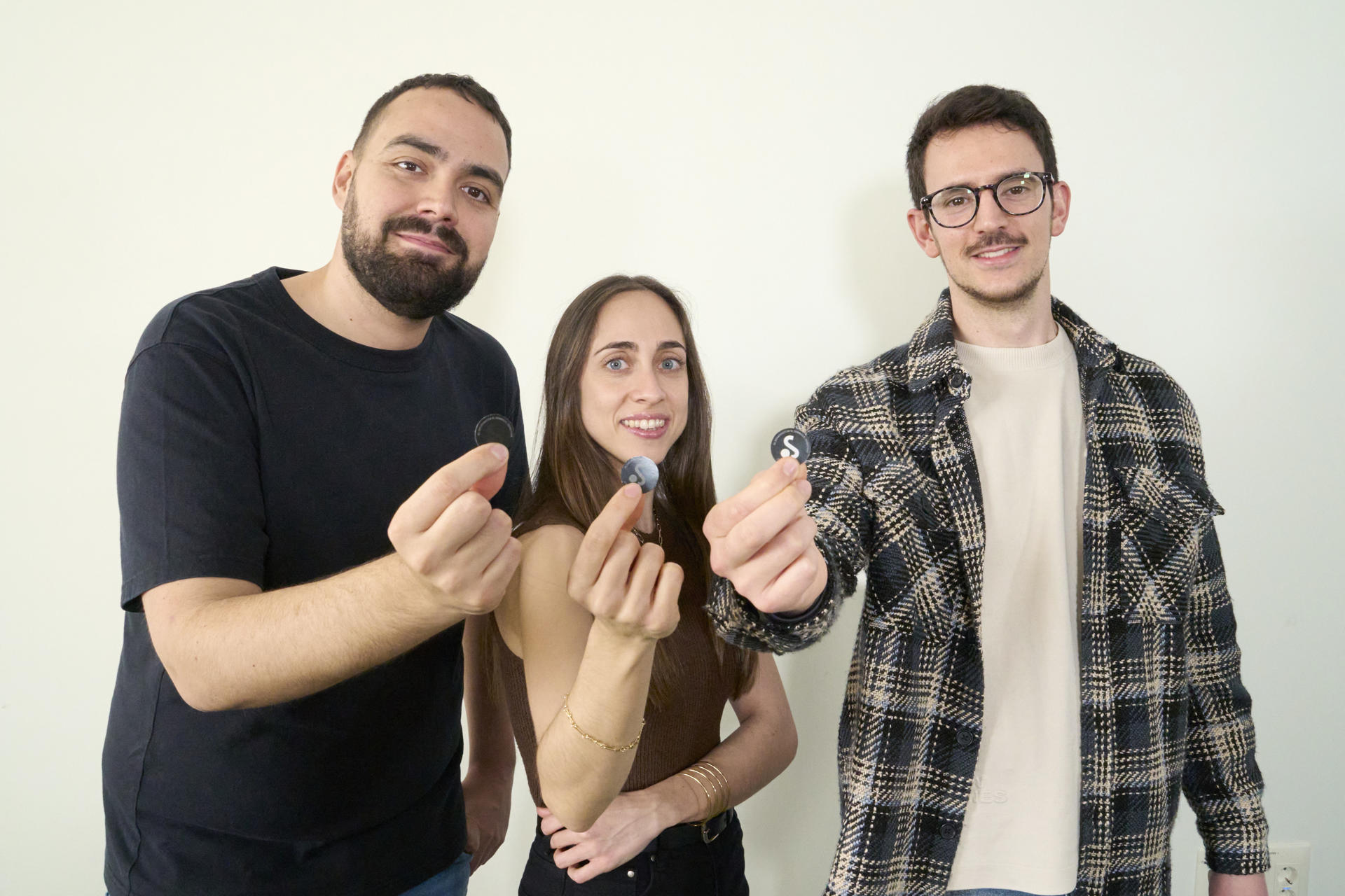 Los españoles Luis Chimeno, Pilar Granado y Pablo Sosa, creadores de unas etiquetas que informan sobre el estado de los alimentos, quieren ayudar con su invento a reducir el desperdicios de comida, una iniciativa reconocida en los premios a los jóvenes inventores de la Oficina Europea de Patentes (OEP). EFE/ Oficina Europea De Patentes SOLO USO EDITORIAL SOLO DISPONIBLE PARA ILUSTRAR LA NOTICIA QUE ACOMPAÑA (CRÉDITO OBLIGATORIO)