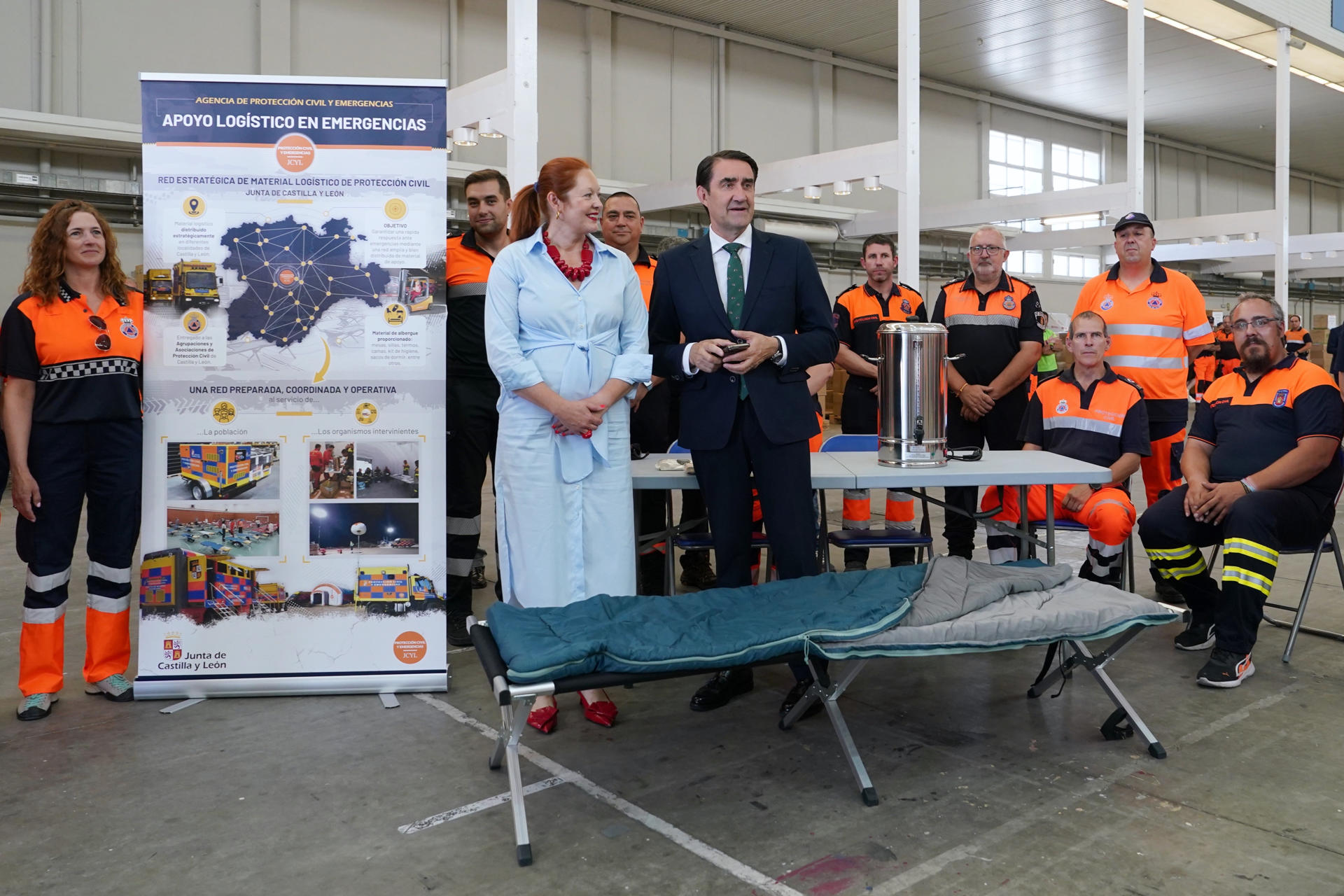 El consejero de Medio Ambiente, Vivienda y Ordenación del Territorio, Juan Carlos Suárez-Quiñones, entrega material logístico estratégico de emergencias a distintas entidades de Castilla y León. EFE/Nacho Gallego