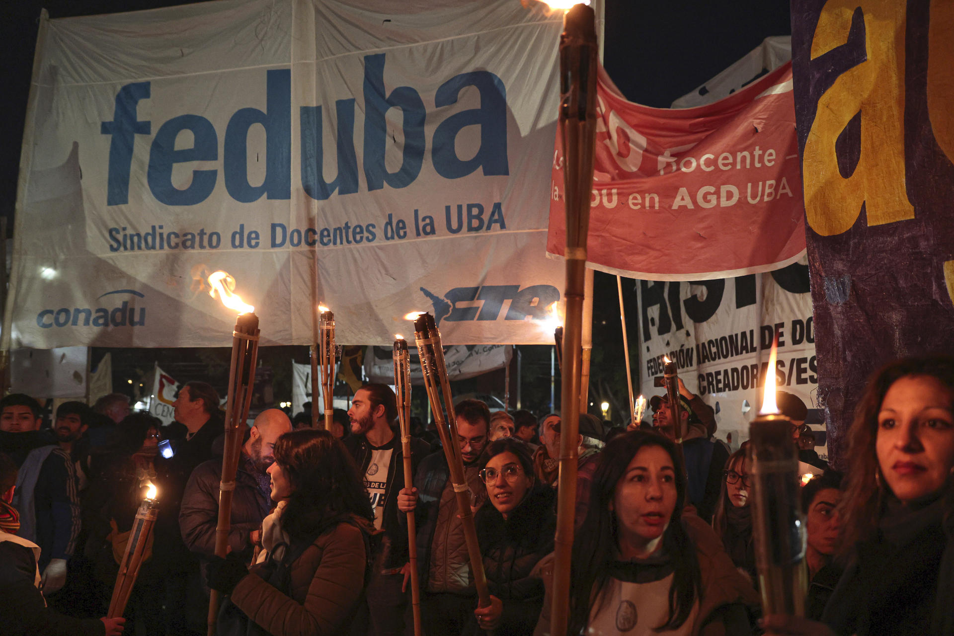 Personas participan en una marcha este 26 de junio de 2025, en Buenos Aires (Argentina). EFE/ Adan González