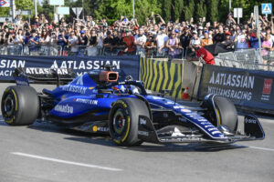 El piloto Carlos Sainz durante la exhibición ofrecida a los mandos del Williams FW45 por la parte urbana del futuro circuito Madring F1 que acogerá el GP de España de Fórmula Uno 2026. EFE/Víctor Lerena