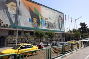 Los iraníes pasan en coche junto a un mural del líder supremo iraní, el Ayatollah Ali Khamenei (arriba-izquierda) y del difunto líder supremo iraní, el Ayatollah Ruhollah Khomeini (arriba-derecha) en una calle de Teherán, Irán. EFE/EPA/ABEDIN TAHERKENAREH
//////////
TEHRAN (IRAN(Islamic Republic Of)), 01/06/2025.- Iranians drive past a wall painting of Iranian supreme leader Ayatollah Ali Khamenei (Top-l) and late Iranian supreme leader Ayatollah Ruhollah Khomeini (Top-R) on a street in Tehran, Iran, 01 June 2025. In a joint statement on 31 May 2025, the Iranian Foreign Ministry and the Iranian Atomic Organisation condemned International Atomic Energy Organisation (IAEA) reports against Iran, adding that accusations regarding alleged undeclared sites and activities from decades ago were baseless, and that they had cooperated by providing access, samples and information on the alleged locations. (Teherán) EFE/EPA/ABEDIN TAHERKENAREH