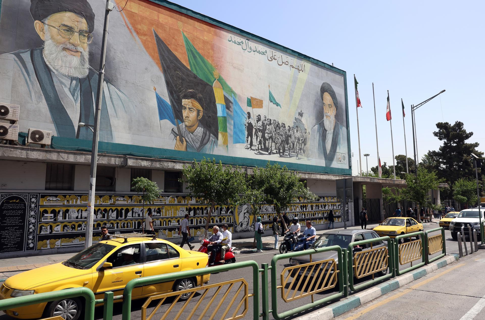 Los iraníes pasan en coche junto a un mural del líder supremo iraní, el Ayatollah Ali Khamenei (arriba-izquierda) y del difunto líder supremo iraní, el Ayatollah Ruhollah Khomeini (arriba-derecha) en una calle de Teherán, Irán. EFE/EPA/ABEDIN TAHERKENAREH
//////////
TEHRAN (IRAN(Islamic Republic Of)), 01/06/2025.- Iranians drive past a wall painting of Iranian supreme leader Ayatollah Ali Khamenei (Top-l) and late Iranian supreme leader Ayatollah Ruhollah Khomeini (Top-R) on a street in Tehran, Iran, 01 June 2025. In a joint statement on 31 May 2025, the Iranian Foreign Ministry and the Iranian Atomic Organisation condemned International Atomic Energy Organisation (IAEA) reports against Iran, adding that accusations regarding alleged undeclared sites and activities from decades ago were baseless, and that they had cooperated by providing access, samples and information on the alleged locations. (Teherán) EFE/EPA/ABEDIN TAHERKENAREH