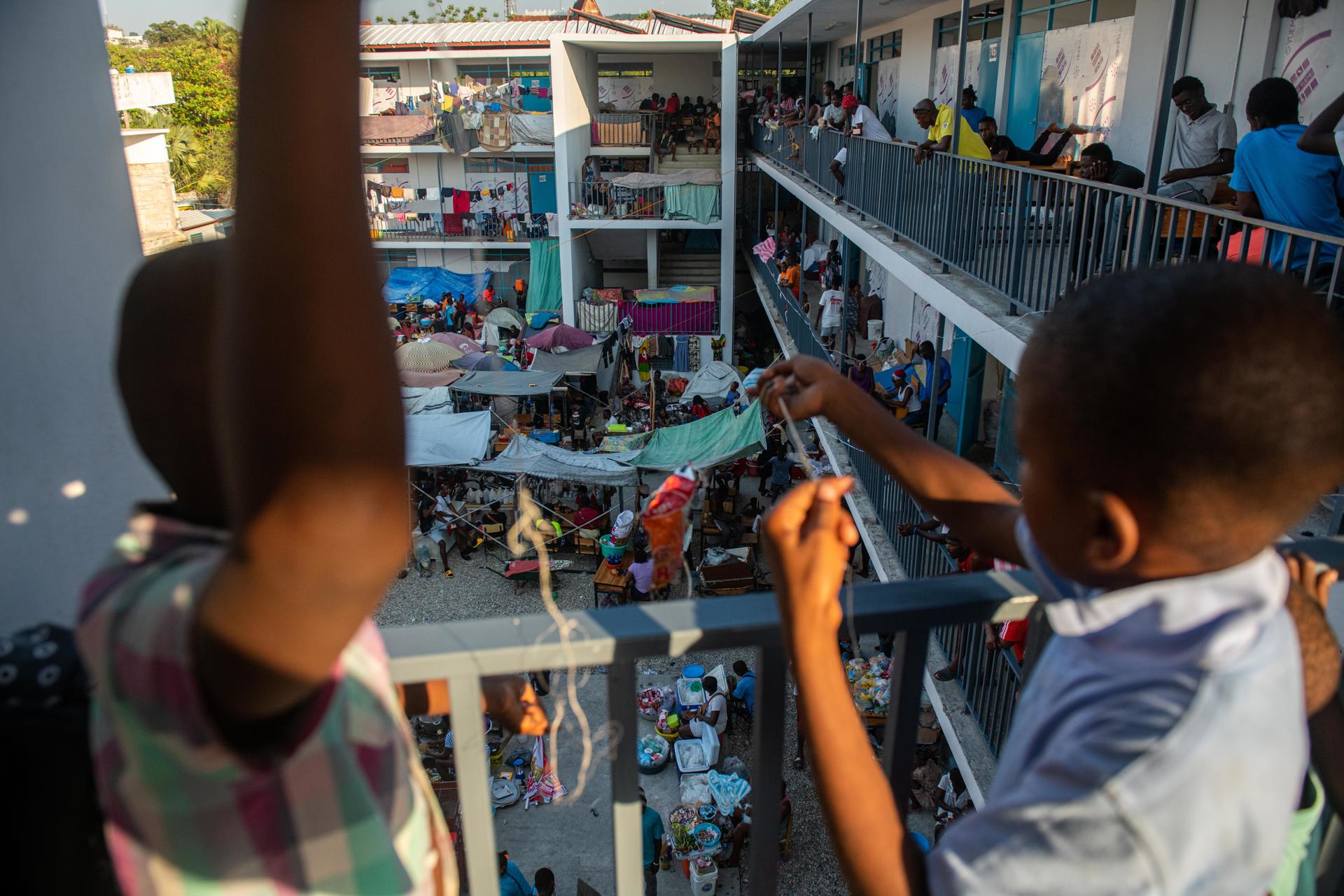 Fotografía de archivo, tomada en noviembre de 2024, de un grupo de niños que convive en el interior de una escuela, donde se encuentran refugiados, en Puerto Príncipe (Haití). EFE/Johnson Sabin