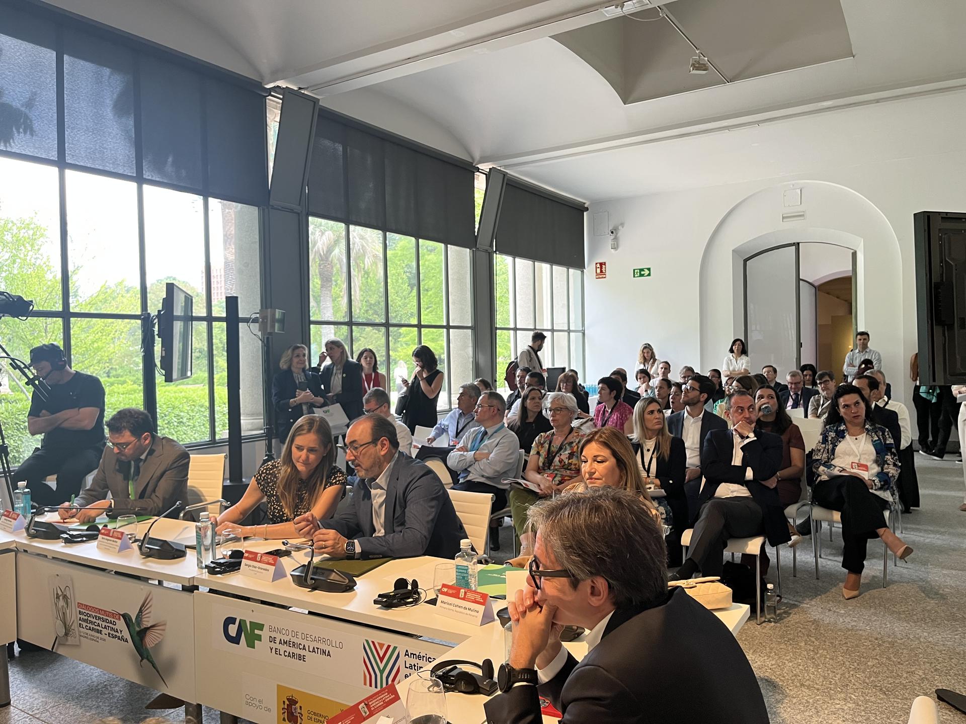 La vicepresidenta tercera del Gobierno y ministra para la Transición Ecológica y el Reto Demográfico, Sara Aagesen,este lunes durante la sesión inaugural de los Diálogos Mutis de biodiversidad América Latina y el Caribe-España, en el Real Jardín Botánico de Madrid. EFE/Lucía Pereda