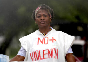 Fotografía de archivo del 9 de abril de 2025 que muestra a una mujer participando en una marcha en contra del conflicto armado y la violencia en Buenaventura (Colombia). EFE/ Ernesto Guzmán/ARCHIVO