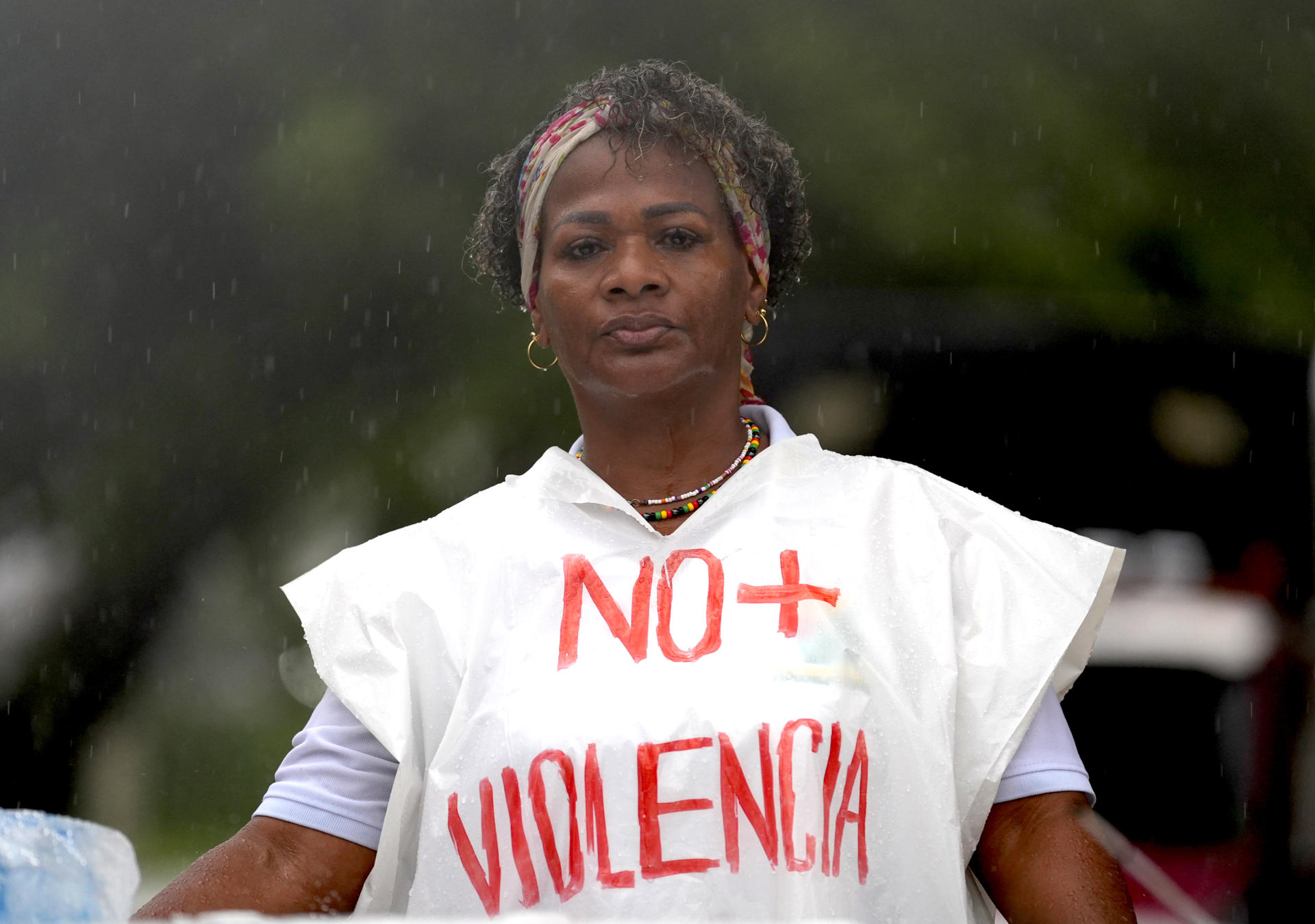 Fotografía de archivo del 9 de abril de 2025 que muestra a una mujer participando en una marcha en contra del conflicto armado y la violencia en Buenaventura (Colombia). EFE/ Ernesto Guzmán/ARCHIVO