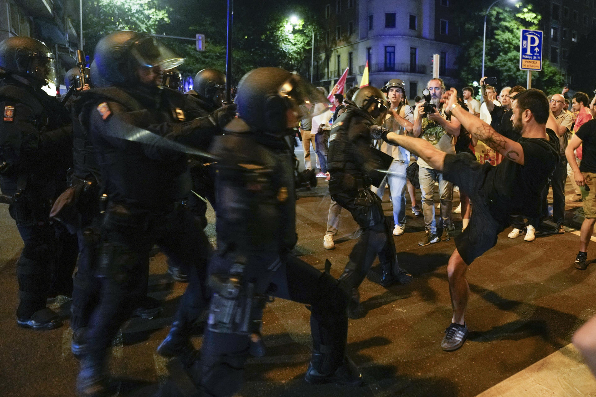 Enfrentamientos tras la marcha convocada por Vox este viernes en la calle Ferraz de Madrid, donde se encuentra la sede nacional del PSOE, para exigir la salida del presidente del Gobierno, Pedro Sánchez. EFE/Borja Sanchez-Trillo