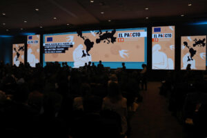 Personas asisten a la inauguración del Programa de Asistencia contra el Crimen Transnacional Organizado (Paccto 2.0) este lunes, en Lima (Perú). EFE/Paolo Aguilar