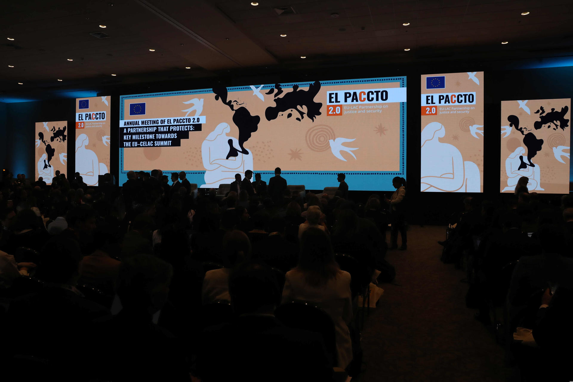 Personas asisten a la inauguración del Programa de Asistencia contra el Crimen Transnacional Organizado (Paccto 2.0) este lunes, en Lima (Perú). EFE/Paolo Aguilar
