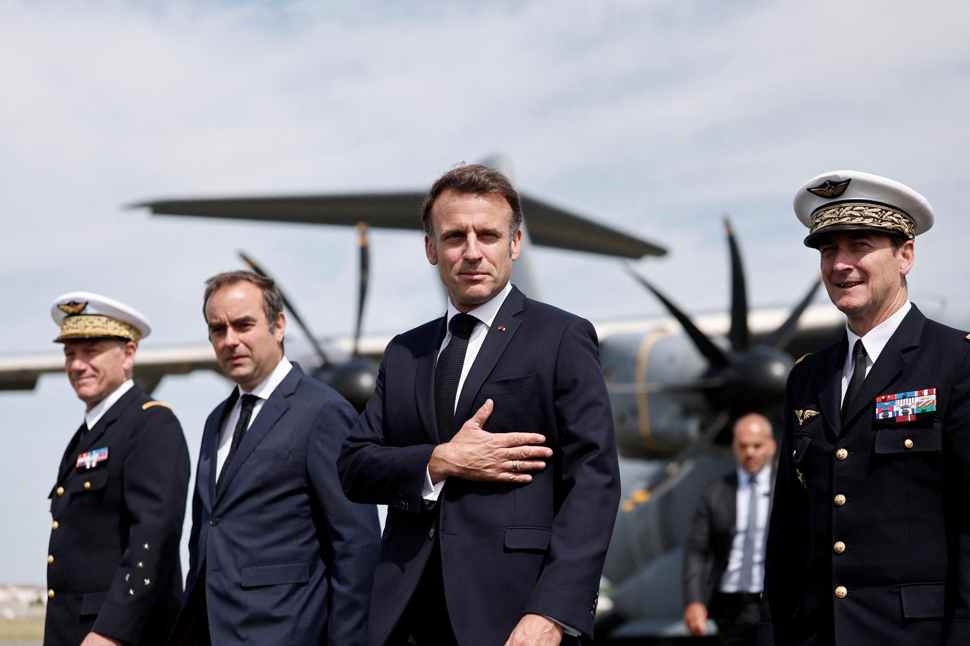 El presidente francés, Emmanuel Macron (segundo por la derecha), llega al aeropuerto de Le Bourget-París para visitar el Salón Internacional de Aeronáutica y Espacio. EFE/EPA/Benoit Tessier