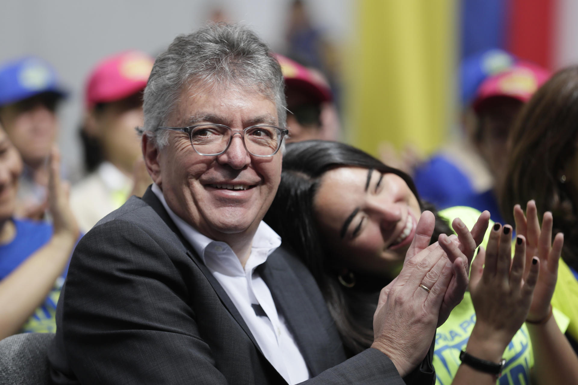 El economista y político colombiano, Mauricio Cárdenas Santamaría (i) celebra junto a su hija Amalia (d) tras inscribir su candidatura a la presidencia de Colombia por el Movimiento Avanza Colombia este jueves, en Bogotá (Colombia). EFE/Carlos Ortega
