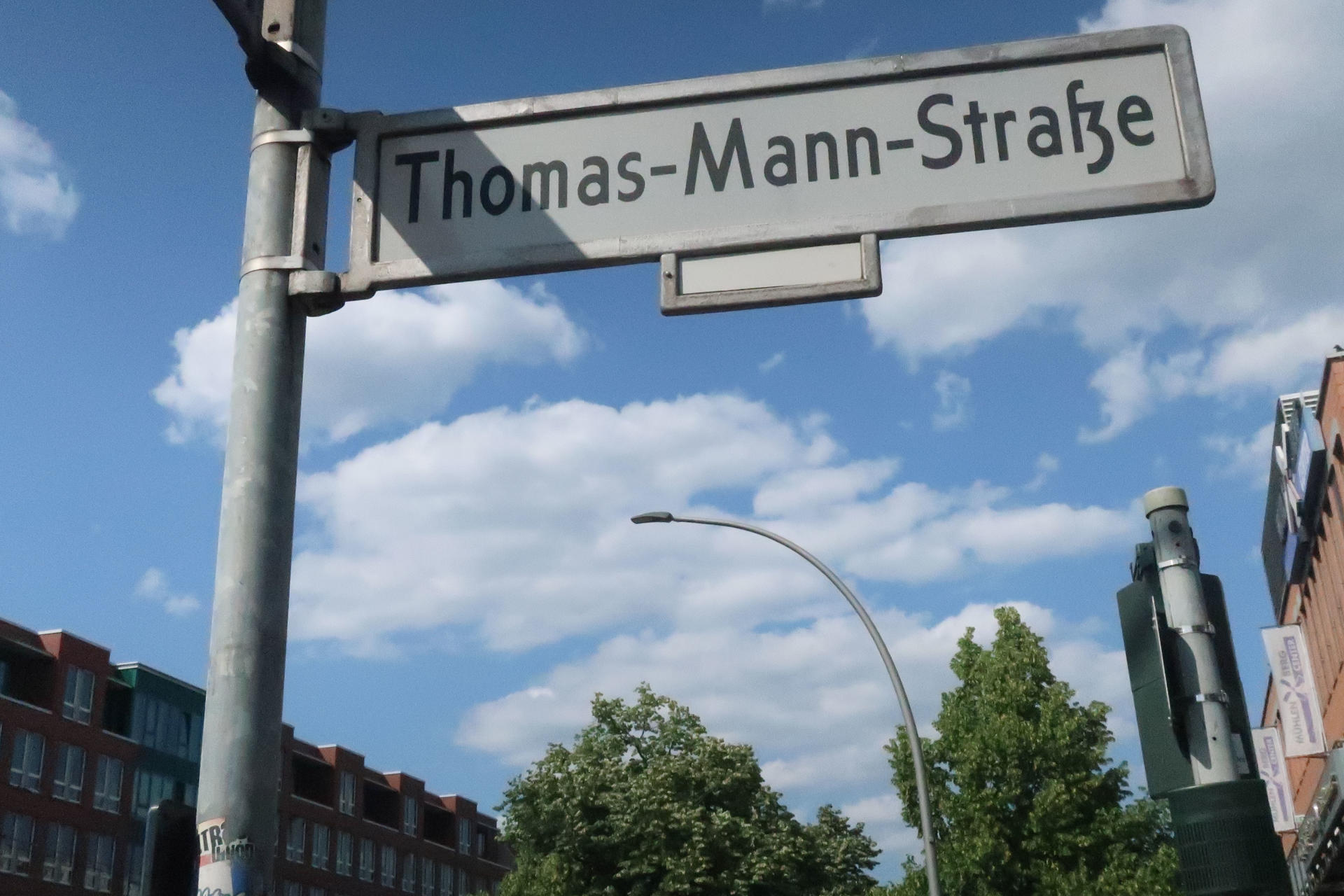 La calle Thomas Mann en Berlín homenajea la figura del poeta, periodista y escritor. Los 150 años del nacimiento de Thomas Mann han desatado toda una serie de actos y publicaciones sobre uno de los escritores más representativos de la literatura del siglo XX y, en uno de los actos centrales de las celebraciones, el orador principal será el presidente alemán, Frank-Walter Steinmeier, lo que muestra que el aniversario tiene algo de cuestión de Estado. EFE/Lucas Rubio Albizu
