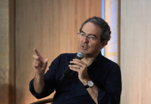 l escritor colombiano Juan Gabriel Vásquez (i) habla durante un conservatorio en homenaje al recientemente fallecido Premio Nobel de Literatura Mario Vargas Llosa este sábado, en la segunda jornada del festival de literatura Mar de Palabras en Santo Domingo (República Dominicana). EFE/Orlando Barría