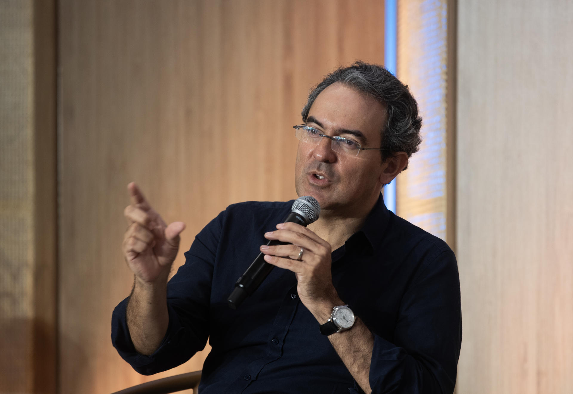 l escritor colombiano Juan Gabriel Vásquez (i) habla durante un conservatorio en homenaje al recientemente fallecido Premio Nobel de Literatura Mario Vargas Llosa este sábado, en la segunda jornada del festival de literatura Mar de Palabras en Santo Domingo (República Dominicana). EFE/Orlando Barría