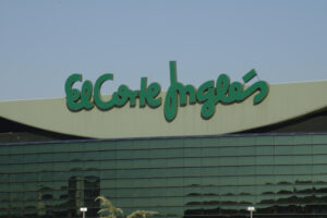 Imagen de archivo del centro comercial de El Corte Inglés en el barrio de Sanchinarro en Madrid. EFE/ J. BENET