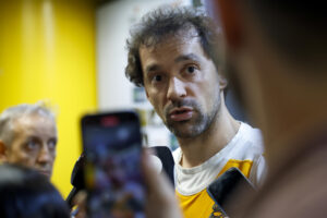 El base del Real Madrid Sergio Llull atiende a la prensa durante el entrenamiento llevado a cabo en el Movistar Arena para preparar la final de la Liga que disputarán ante el Valencia Basket. EFE/ Mariscal