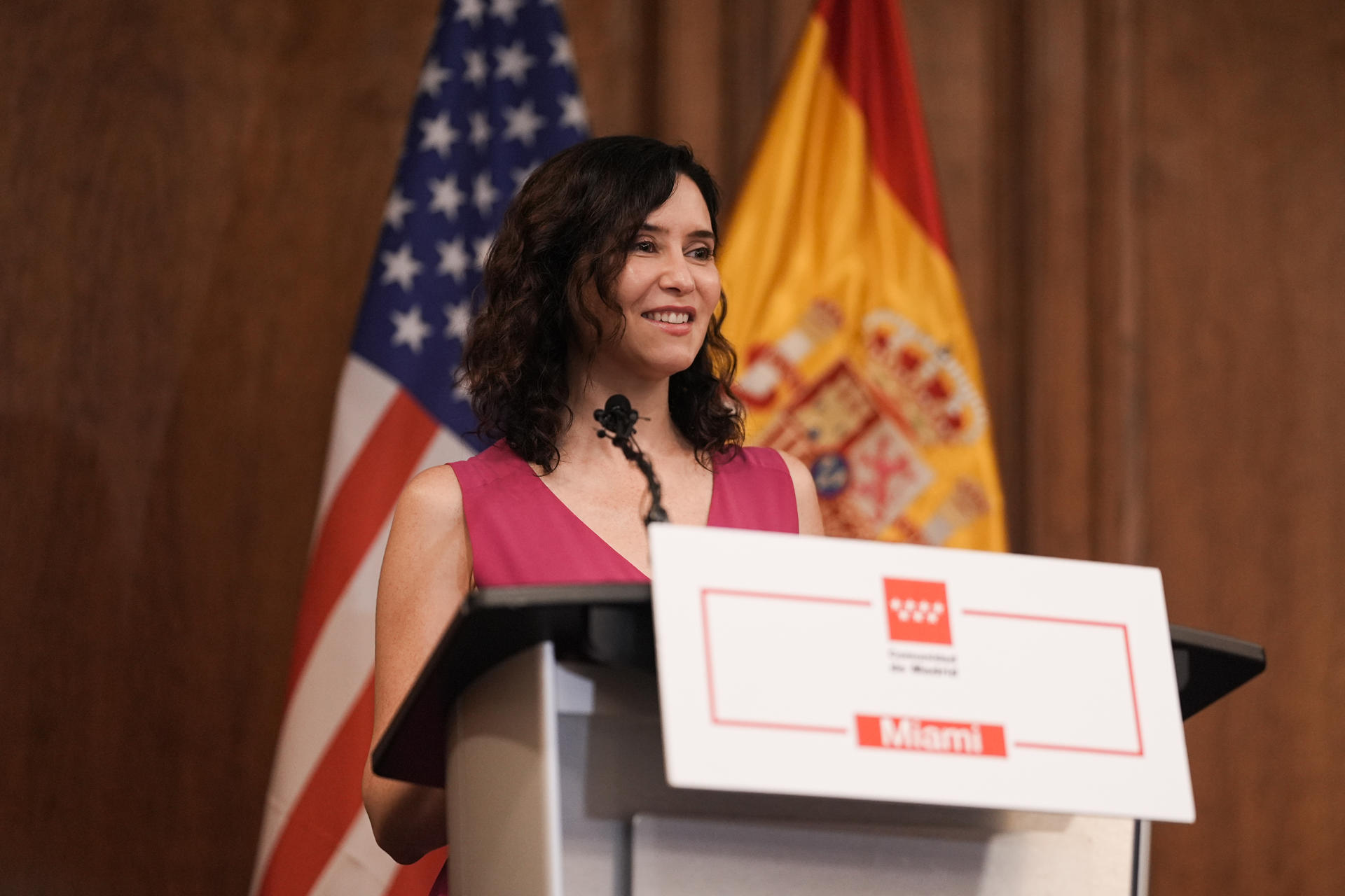 La presidenta de la Comunidad de Madrid, Isabel Díaz Ayuso, participó este domingo en un encuentro con estudiantes hispanos y representantes de la colonia española en Miami, en el que promocionó la universidad pública madrileña y buscó oportunidades de inversión y colaboración, en el marco de su viaje oficial a Estados Unidos. EFE/Comunidad de Madrid