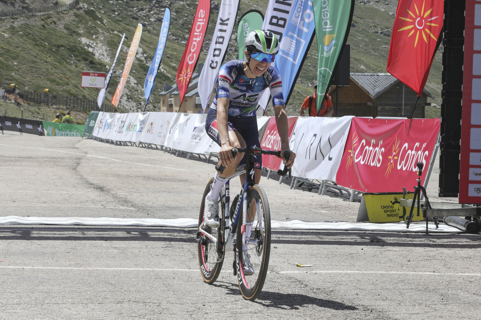 La ciclista Mireia Benito Pellicer, medalla de oro, este viernes en la contrarreloj Elite femenina de la edición 2025, en la primera jornada de los Campeonatos de España de Ciclismo que se disputan hasta el domingo en Granada y su provincia. EFE/Pepe Torres.
